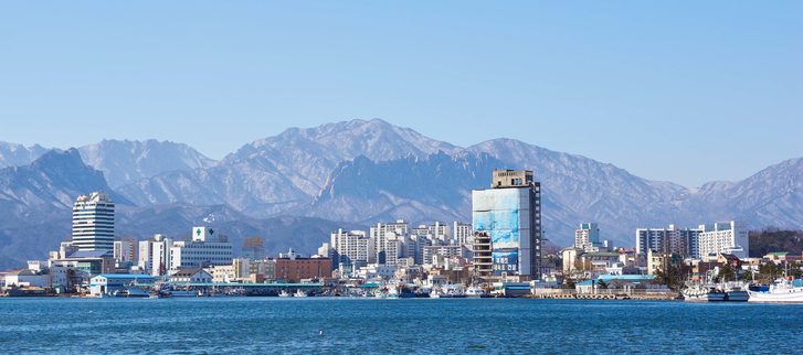 Pohled na město Sokcho, Jižní Korea 