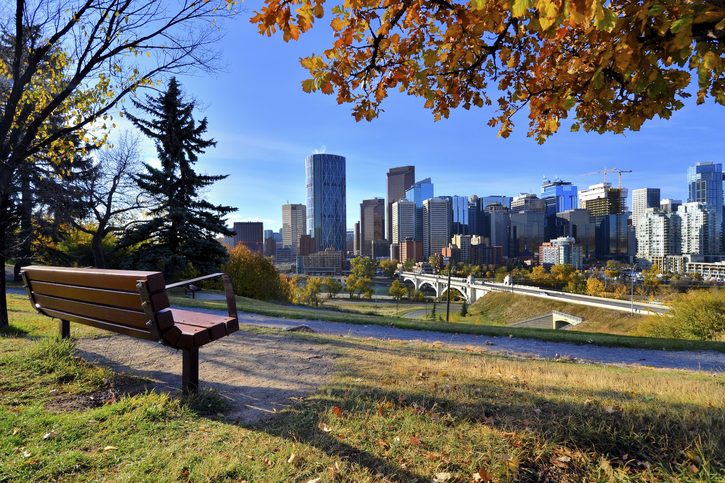 Pohled z parku s výhledem na panorama Calgary, Alberta 