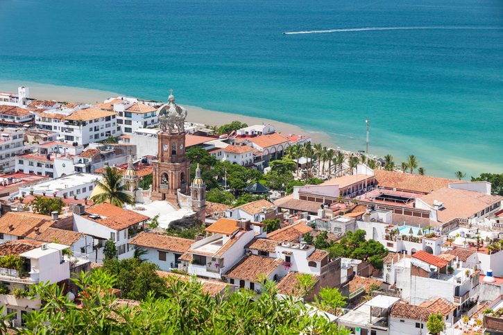 Panoramatický výhled na centrum města Puerto Vallarta, Mexiko