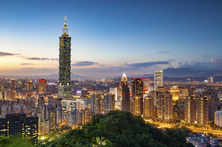 Taipei, panorama města Tchaj-wanu za soumraku