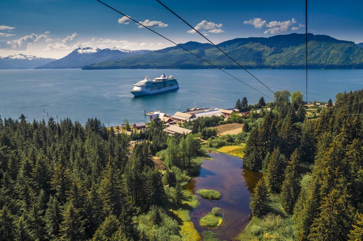 Připlutí výletní lodě k Icy Strait Pointu, Aljaška