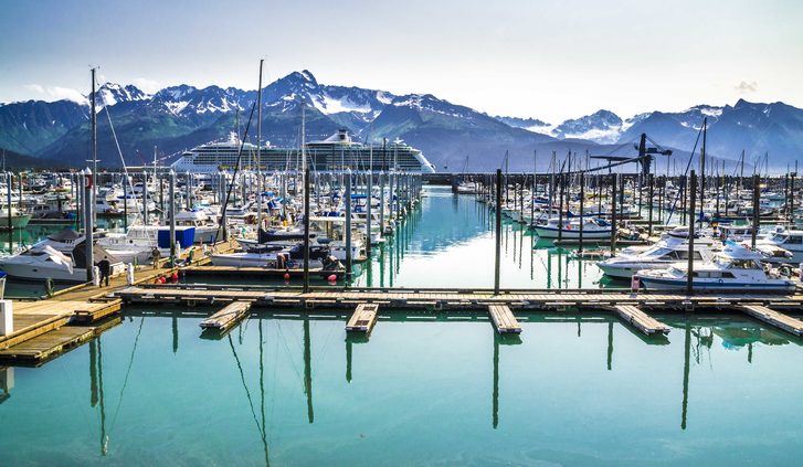 Kotvící lodě v přístavu města Seward, Aljaška