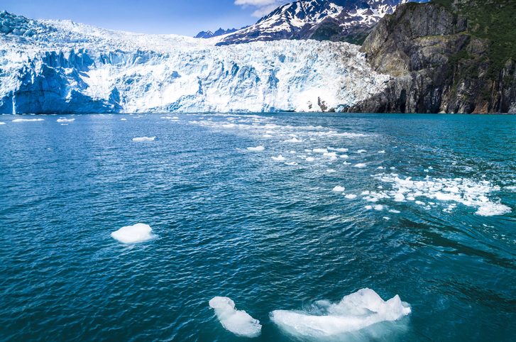 Pohled na ledovec a plovoucí led v národním parku Kenai Fjords, Seward, Aljaška