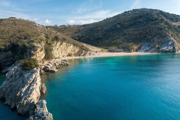 Saranda - Pláž zrcadel (Plazhi i Pasqyrave)  Saranda - Pláž zrcadel (Plazhi i Pasqyrave)