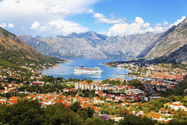 Kotor - Pohled na historické město Kotor a malebný Kotorský záliv