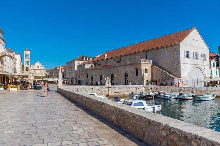 Hvar - Arsenal na Hvaru s katedrálou svatého Štěpána