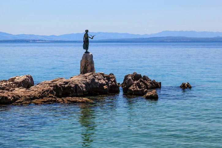 Opatija - Bronzová socha Dívky s rackem (Djevojka s galebom)