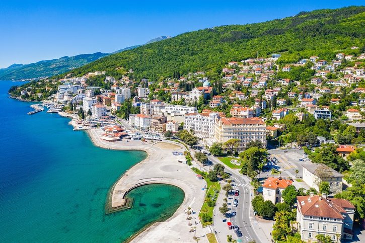 Opatija - Letecký pohled na letovisko Opatija a pláž Slatina