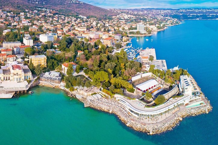 Letecký pohled na letovisko Opatija a pláž Slatina