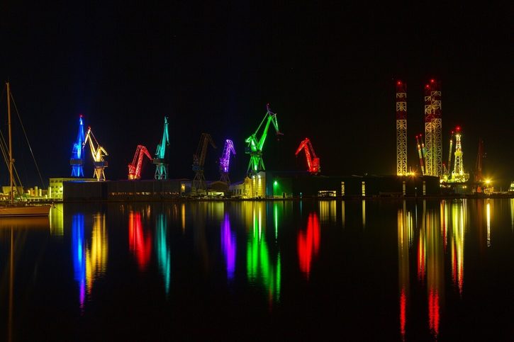 Pula - Nákladní jeřáby v přístavu