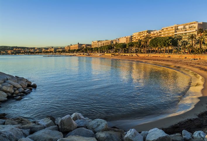 Západ slunce nad Cannes.