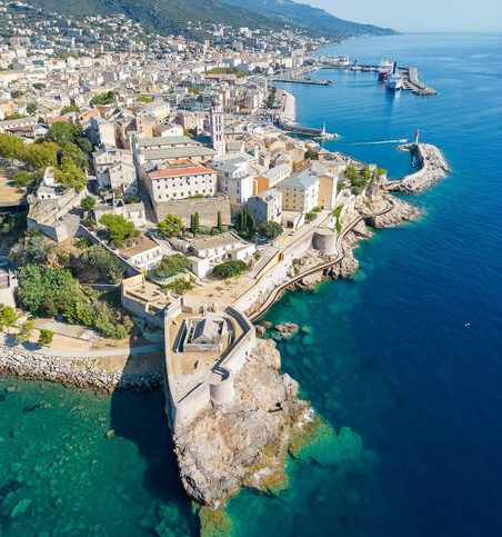Bastia - Letecký pohled na Bastii s citadelou Terra Nova a přístavem Port de Bastia