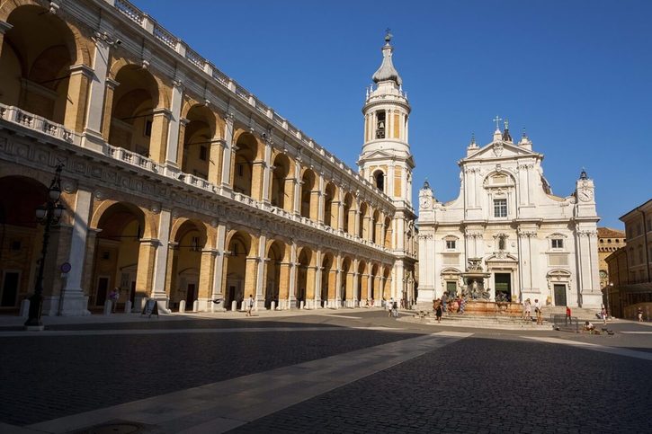 Ancona - Náměstí Loreto s trojlodní basilikou Santa Casa z 15. století
