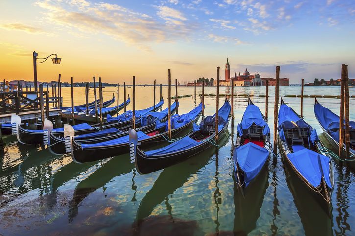 Kotvící gondoly v pozadí s kostelem San Giorgio di Maggiore v Benátkách