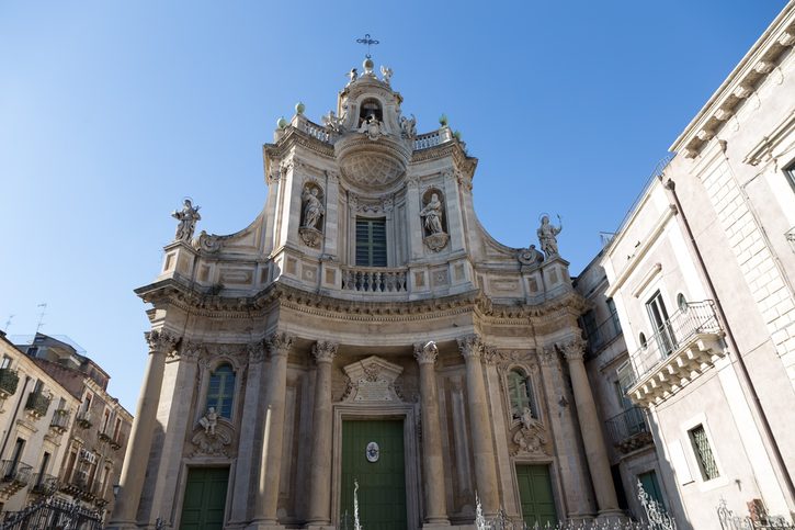 Katánie - Bílá kamenná fasáda kolegiátního kostela Santa Maria dell'Elemosina, krásné baziliky v centru města
