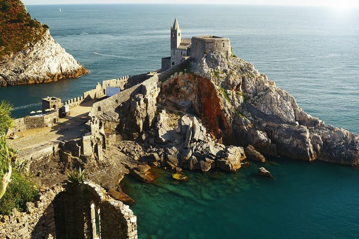 Poloostrov s hradem Castello di San Pietro.