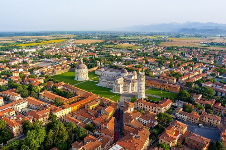 Panorama města Pisa a Piazza dei Miracoli.