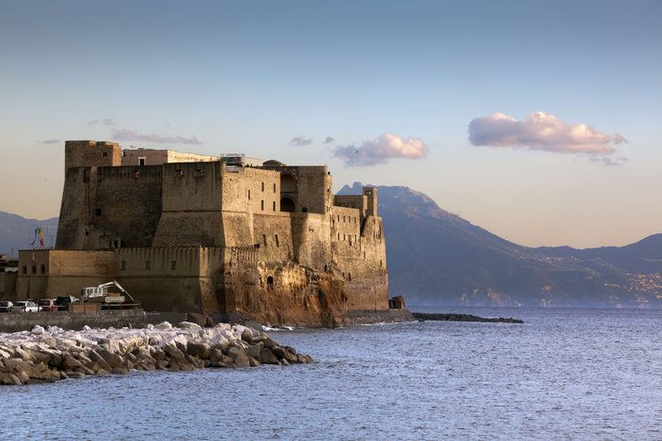 Castello di Arechi - hrad Arechi, který se nachází ve výšce zhruba 300 metrů nad mořem, s výhledem na město a záliv Salerno, Itálie