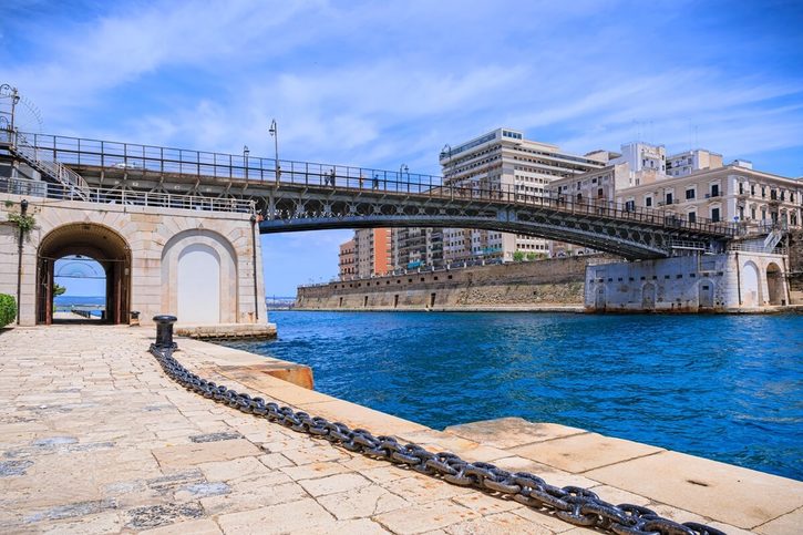 Pohled na Ponte Girevole (Ponte di San Francesco di Paola), otočný most v Tarentu.