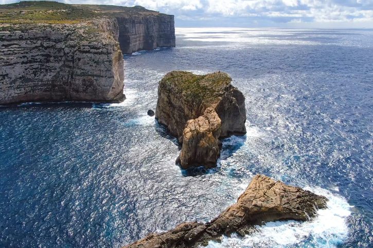 Letecký pohled na zátoku Dwerja na ostrově Gozo