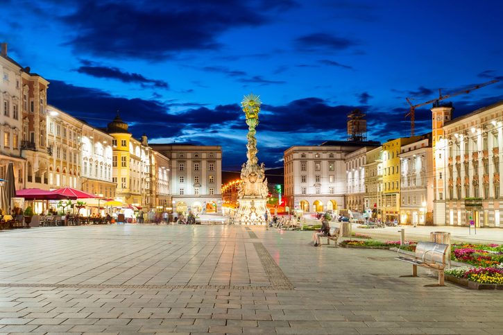 Sloup Nejsvětější Trojice na Hauptplatz nebo na hlavním náměstí v centru Lince, Rakousko