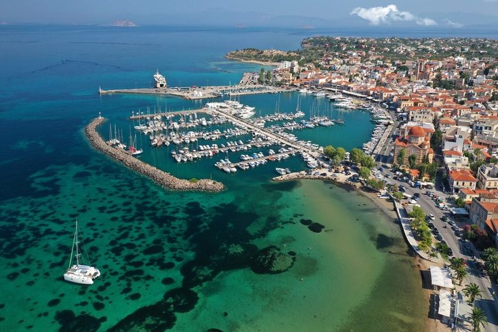 Aigina - Panoramatický letecký pohled na malebný přístav a hlavní město ostrova.