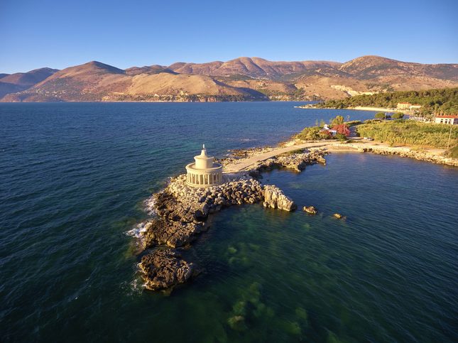 výhled na maják Saint Theodore a město Argostoli v dálce na ostrově Kefalonia, Řecko