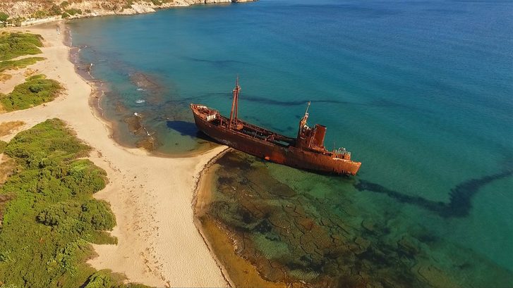 Dimitrios Shipwreck – Prohlédněte si záhadný vrak lodi, uvízlý v mělké vodě u pěkné pláže Valtaki. Gythio, Řecko