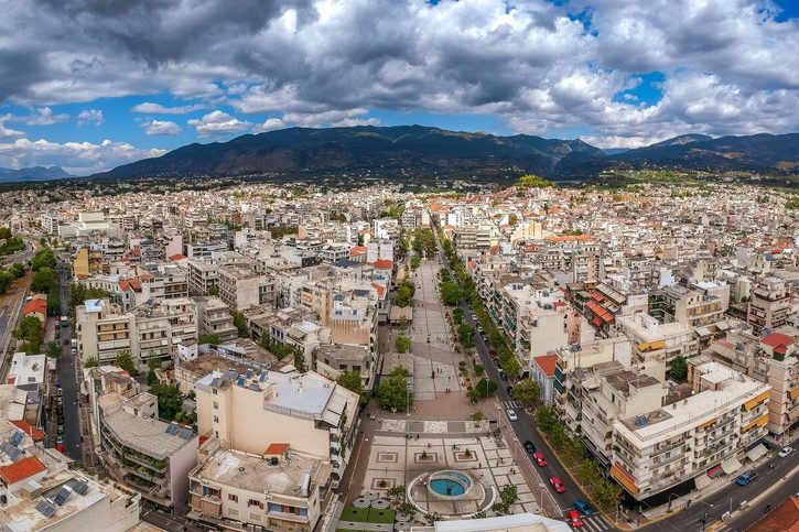 Kalamata - Pohled na centrální náměstí Platia Vasileos Georgiou a pěší zónu v ulici Aristomenous