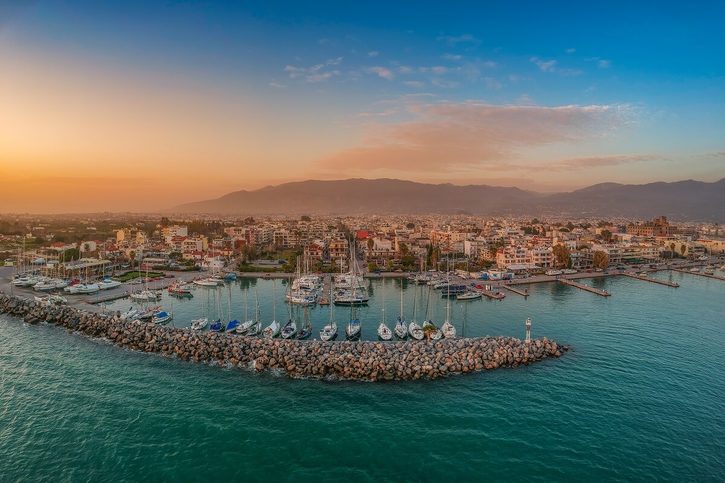 Kalamata - Pohled na přístav Kalamata Marina při západu slunce.