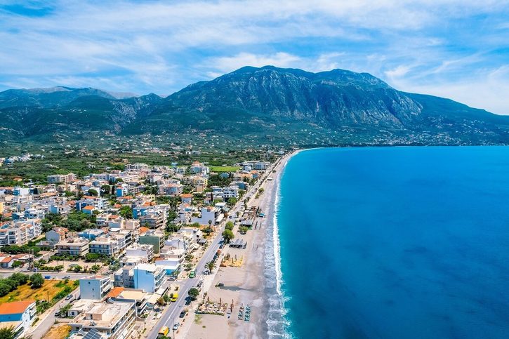 Kalamata - Pohled na přístav Kalamata Marina a dlouhou městskou pláž.