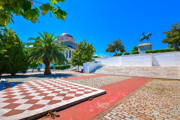 Kavala - Bronzová jezdecká socha Muhammeda Aliho Paši před pravoslavným kostelem. Kavala - Bronzová jezdecká socha Muhammeda Aliho Paši před pravoslavným kostelem.