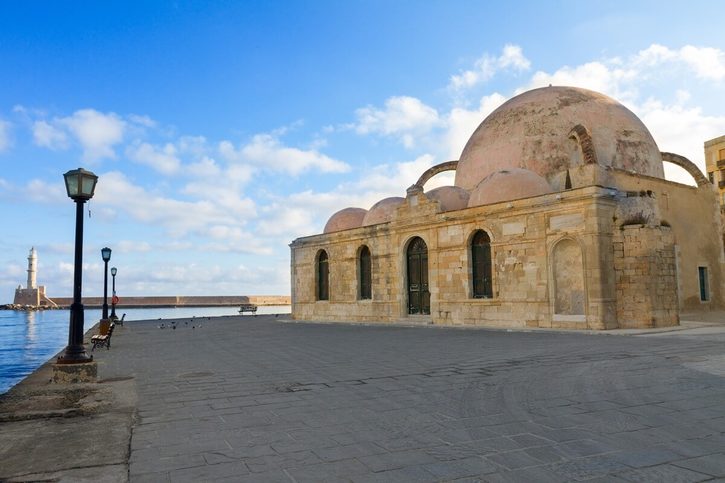 Chania - Nábřeží s tureckou mešitou Yiali Tzami