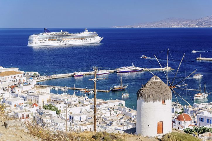 Mykonos - Pohled na odplutí výletní lodě z Mykonosu, Řecko