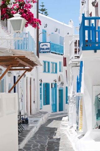 Krásná typická řecká ulička, Mykonos, Řecko