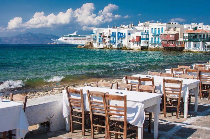 Mykonos - Řecká krčma s vyplouvající výletní lodí, Mykonos, Řecko