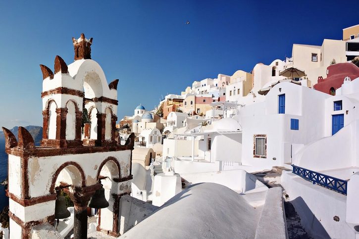 Santorini - Město s typickými bílými domky i kostelíky s modrými doplňky a květinami, Řecko