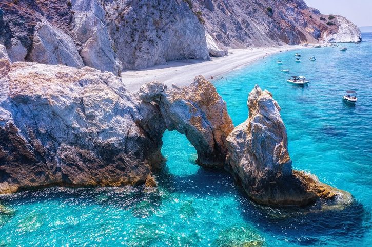 Skiathos - Skála u pláže Lalaria