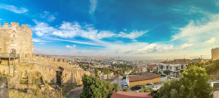 Panoramatický výhled na Soluň a její byzantské valové ruiny