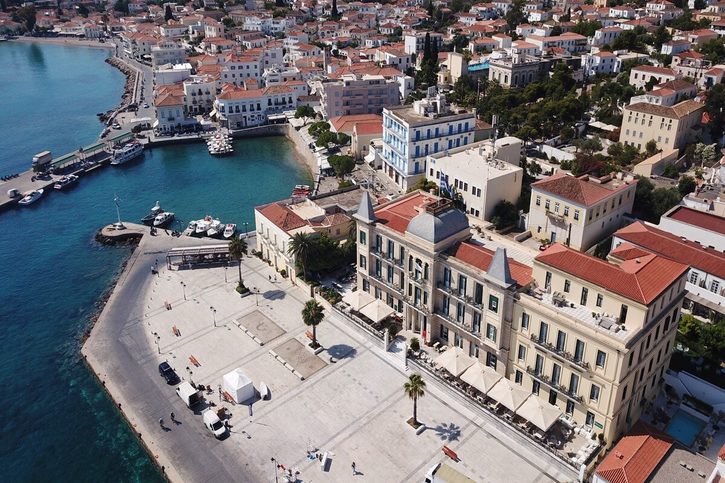 Spetses - Letecký pohled na hotel u přístavu