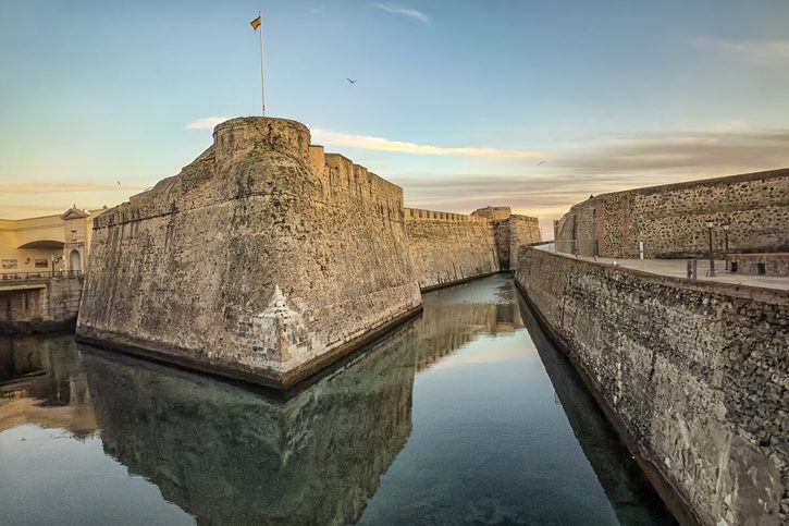 Ceuta - Mohutné kamenné věže Murallas Reales 