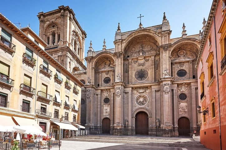 Náměstí a budova Baziliky Panny Marie Bolestné v Granadě