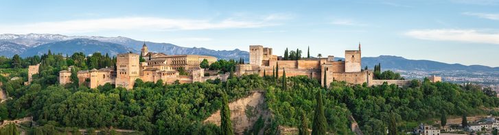 Panoramatický výhled na Alhambru s horami Sierra Nevada v pozadí – Granada