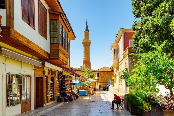 Antalya - Kesik Minare v historické čtvrti Kaleiçi
