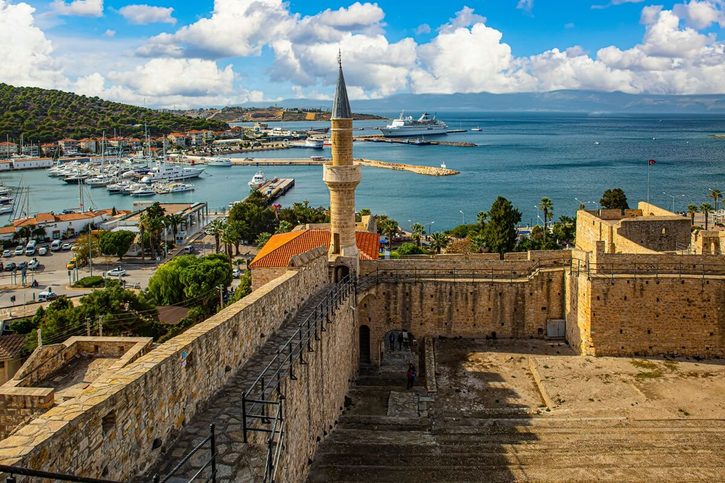 Çeşme - Historické a turistické město v Izmiru.