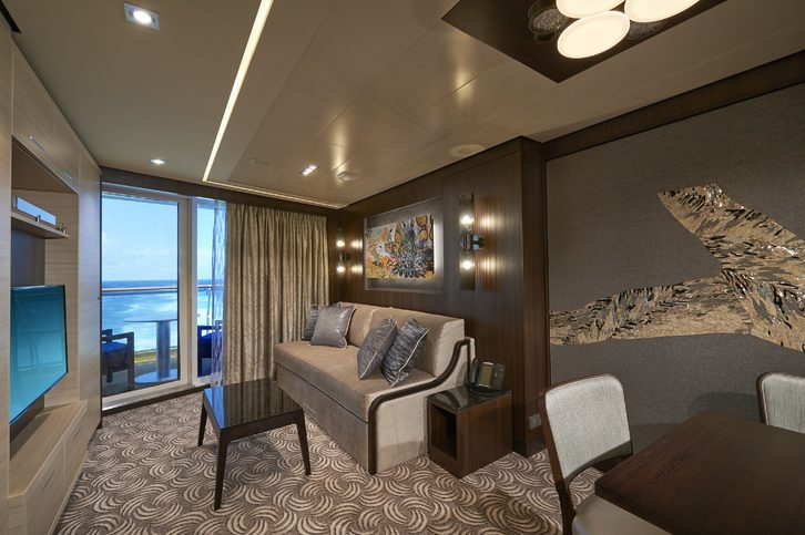 The Haven Penthouse s velkým balkonem na zádi, obývací část - Norwegian Joy