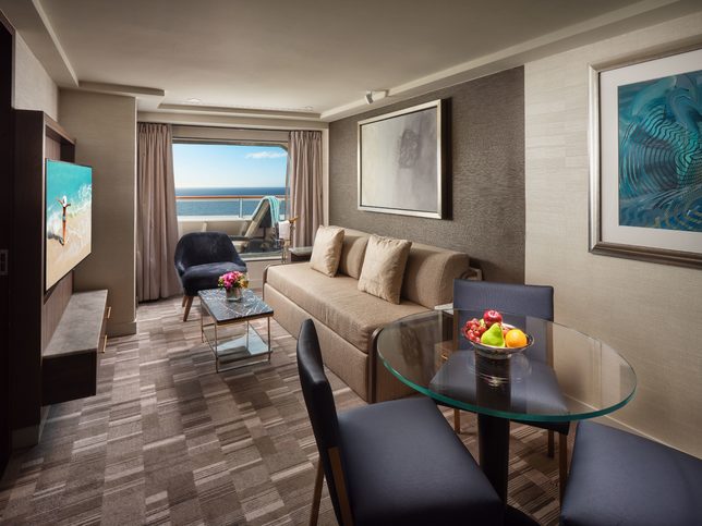 Apartmá Penthouse s velkým balkonem na přídi, obývací část - Norwegian Spirit