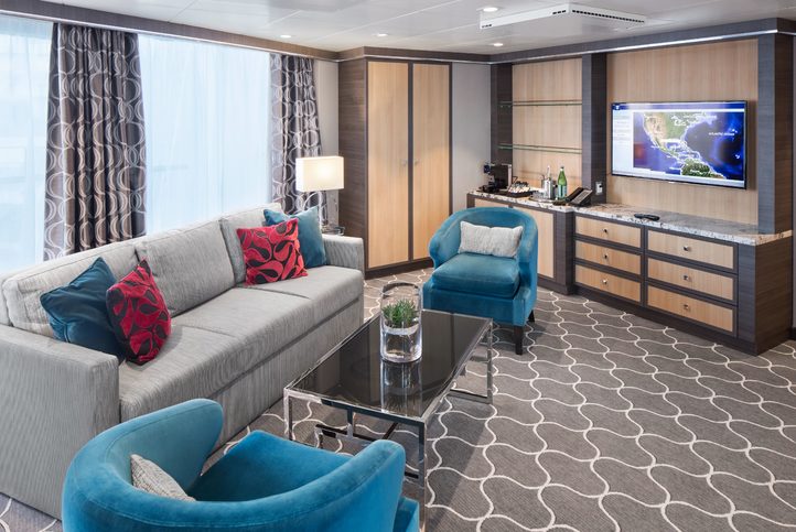 Prostorné apartmá s výhledem na Vodní divadlo s velkým balkonem, obývací část - Harmony of the Seas