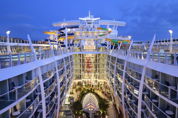 Noční výhled na promenádu - Symphony of the Seas