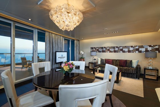 The Haven Deluxe Owner's apartmá s velkým balkonem, obývací část - Norwegian Escape